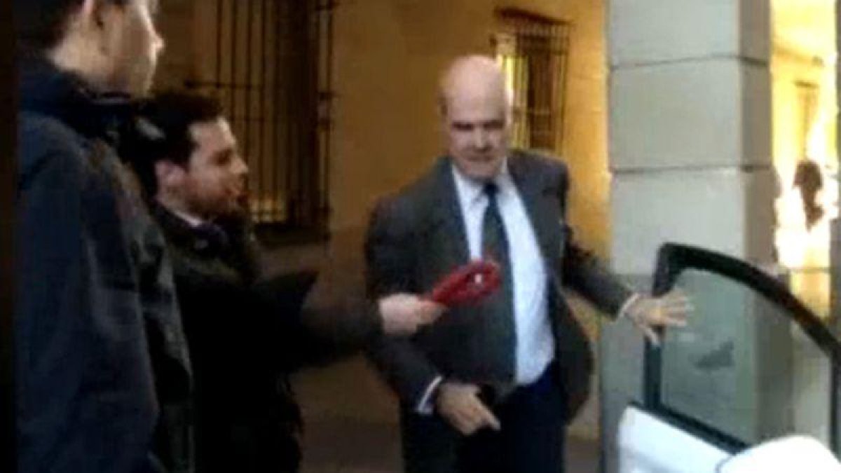 Militantes de Vox esgrimen chorizos ante acusados en el juicio de los ERE.-EFE