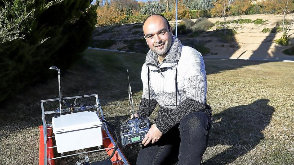 Rodrigo Cabezudo, investigador de la Universidad de Valladolid, muestra la plataforma acuática que monitoriza el fondo de los ríos.-J. M. LOSTAU