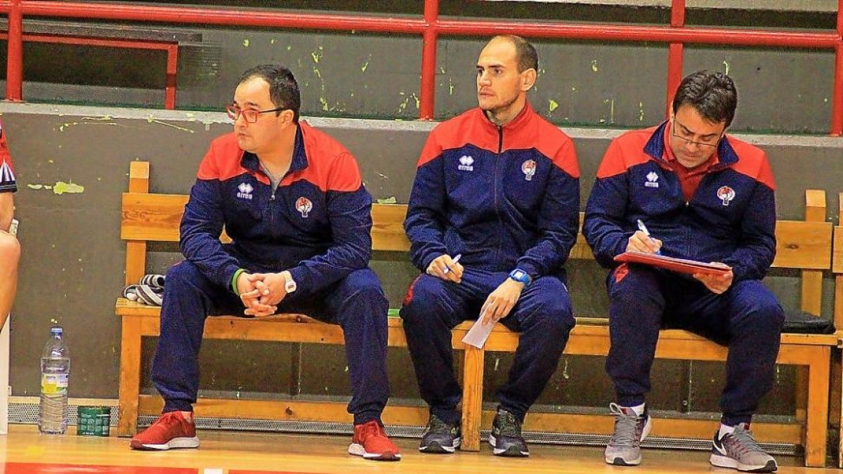El vallisoletano Dani ordo (izquierda), en el banquillo del Viveros Herol BMNava junto a su plantel técnico.-ELMUNDO