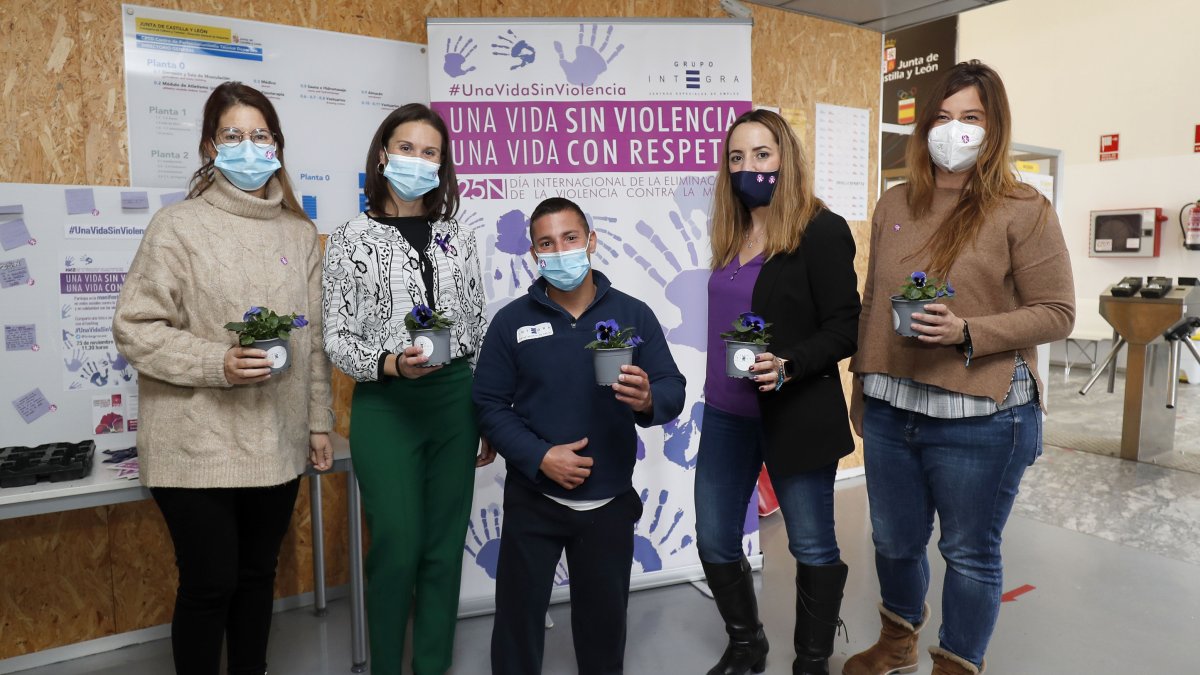Acto de sensibilización con motivo del Día Internacional contra la Violencia de Género. / PHOTOGENIC