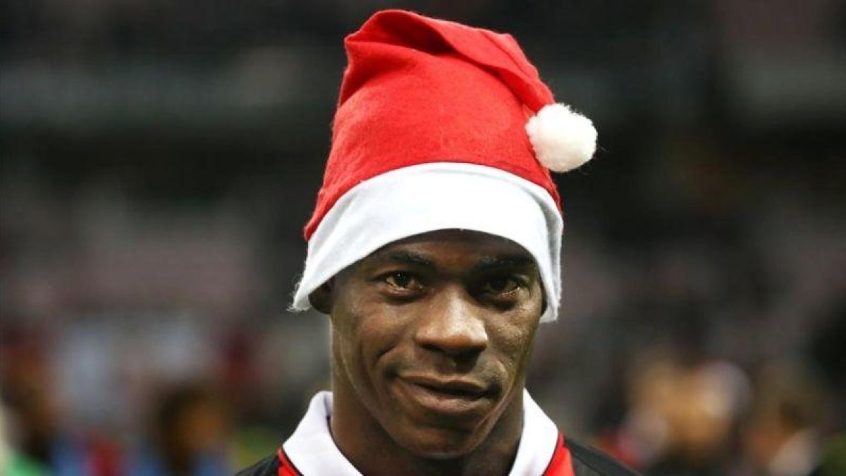 Balotelli celebra sus dos goles y la victoria del Niza ante el Dijon con un gorro navideño.-REUTERS / ERIC GAILLARD