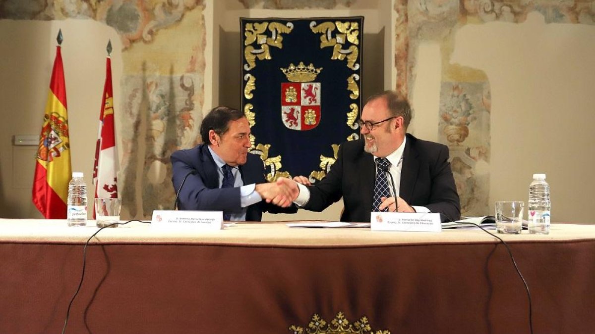 Sáez Aguado y Rey sellan el acuerdo.-ICAL
