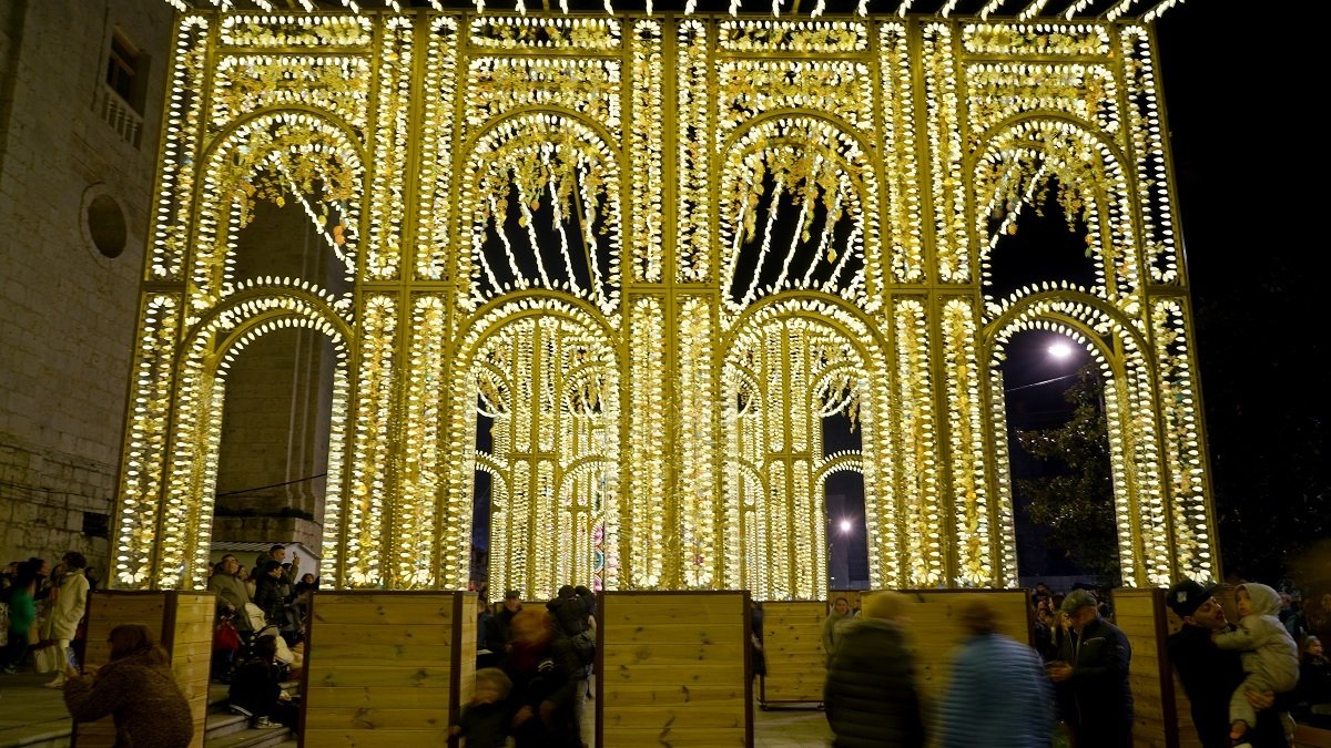 Iluminación de Navidad en la plaza Portugalete de Valladolid. -ICAL