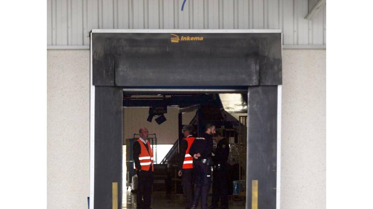 Agentes de la Policía revisan las instalaciones donde ocurrió el suceso-Ical