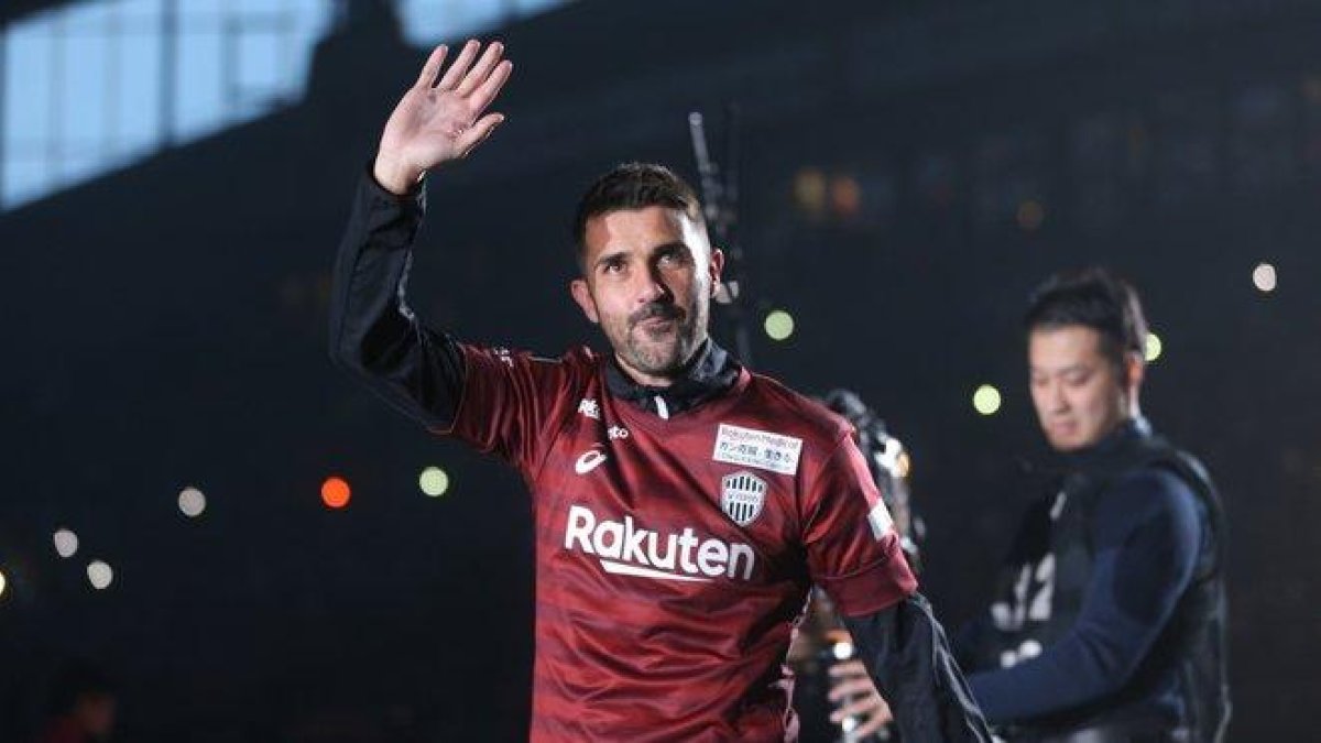 David Villa recibe el homenaje de los aficionados del Vissel Kobe.-VISSEL KOBE
