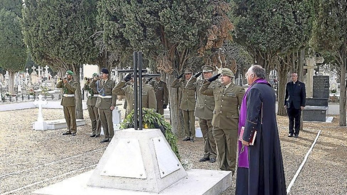 Acto de homenaje celebrado en el panteón militar.-ICAL
