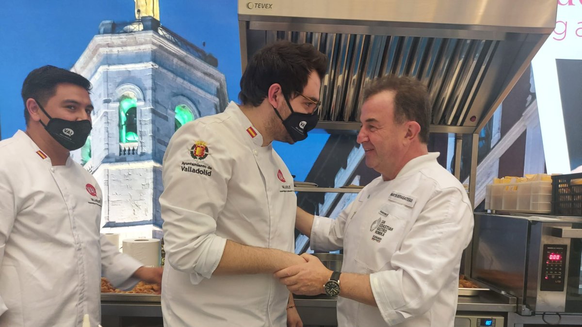 Martín Berasategui felicita a Alejandro San José, ganador del Concurso Nacional de Tapas de 2021.- E.M.