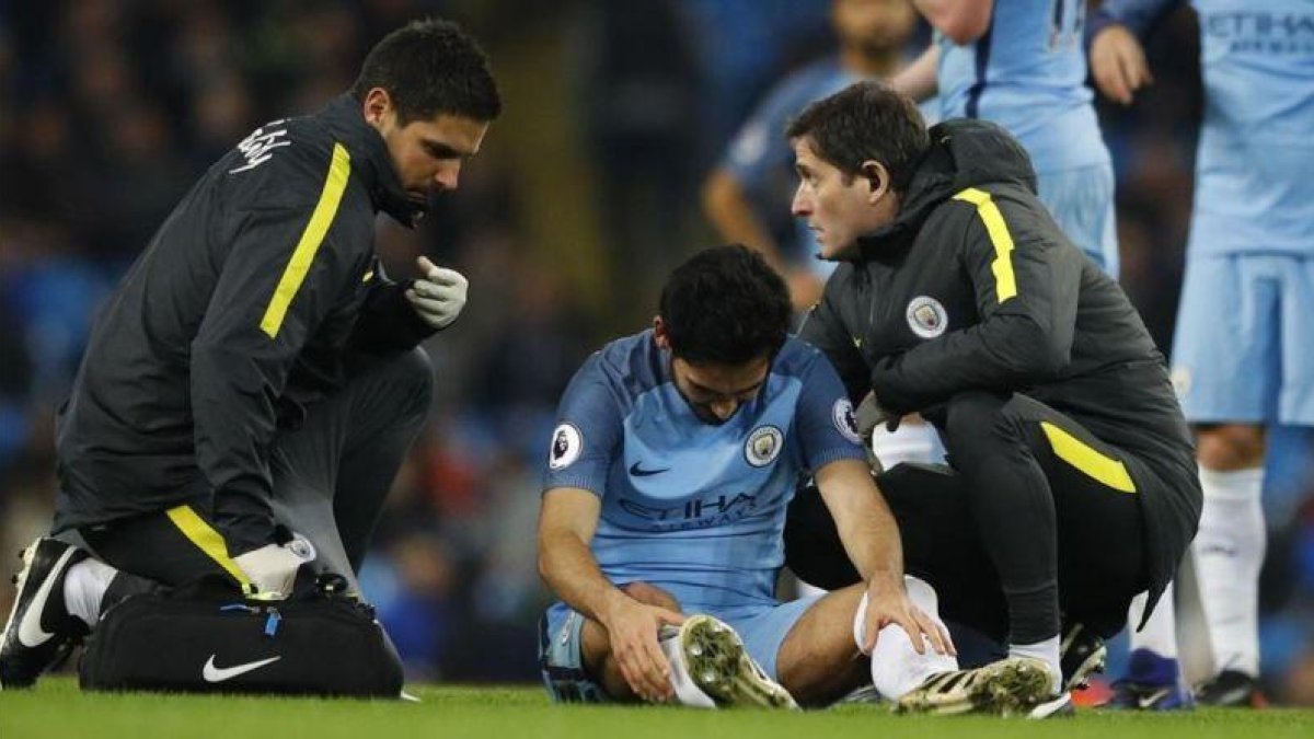 Gundogan se duele de la rodilla derecha mientras es atendido, durante el partido contra el Watford.-REUTERS / PHIL NOBLE