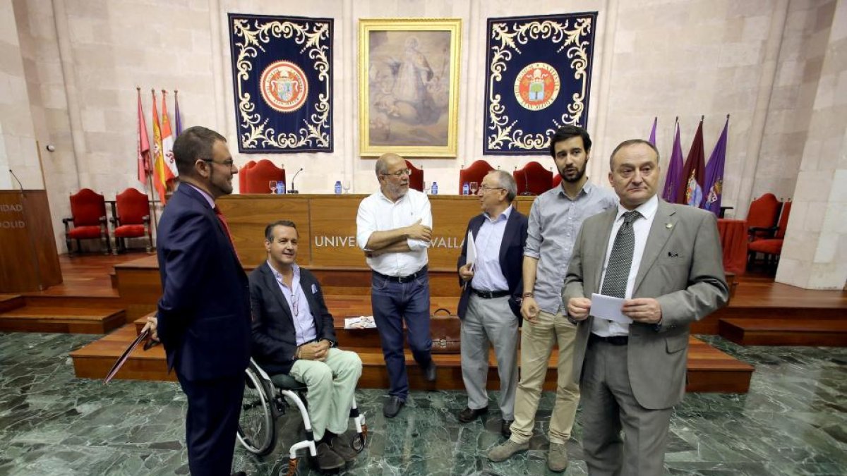 (I a D) El director de la Agencia de Noticias Ical, Luis Miguel Torres; Ignacio Tremiño (PP); Francisco Igea (Ciudadanos); Emilio Álvarez (PSOE); Andrés Dueñas (Unidos Podemos) y el rector de la UVa, Daniel Miguel, antes de mantener el debate-ICAL