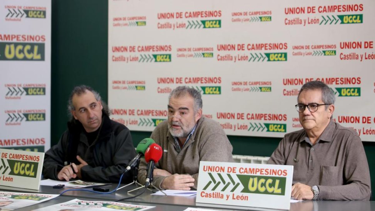 UCCL denuncia los daños que ocasiona la fauna salvaje en Valladolid y valora las elecciones al campo. De izquierda a derecha, los coordinadores regionales, Jesús Manuel González Palacín, Valentín García e Ignacio Arias-ICAL