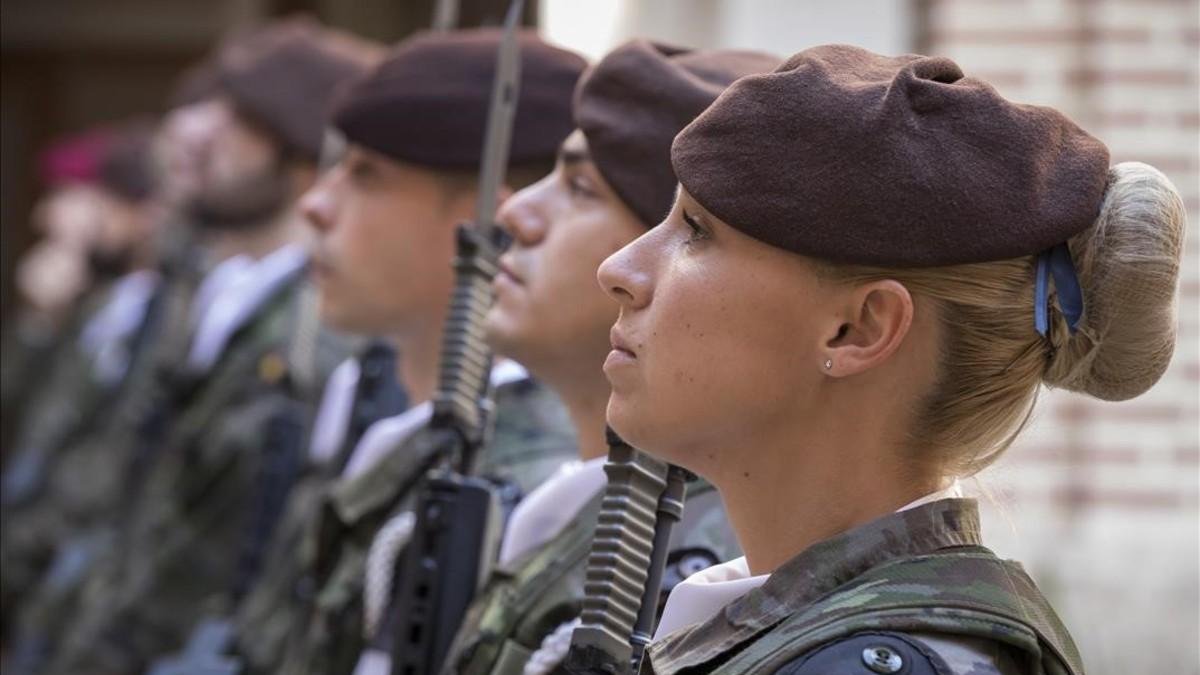 Una mujer soldado de la base del Ejército de Tierra en Valencia-MIGUEL LORENZO