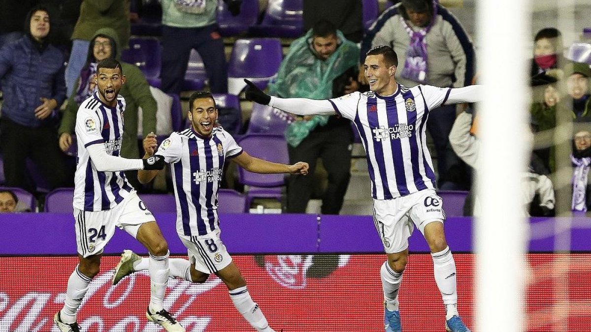 Guardiola celebra con Joaquín y Anuar su gol al Valencia.-J. M. LOSTAU