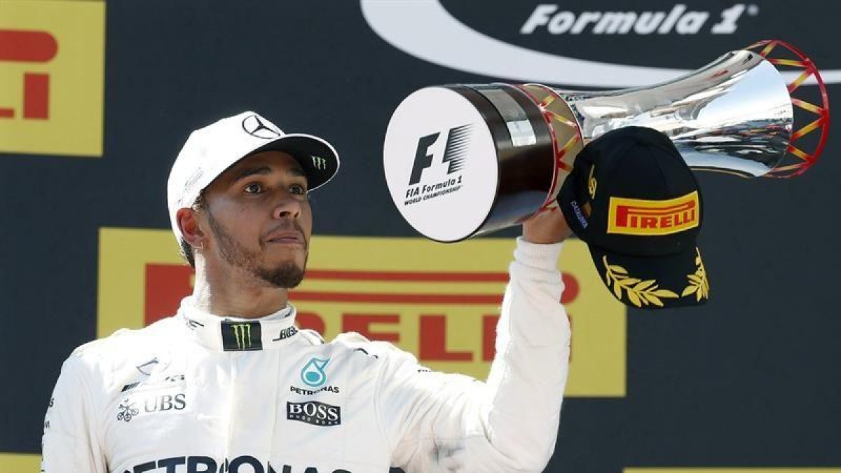 El piloto británico de Mercedes Lewis Hamilton en el podio tras vencer en el Gran Premio de España de Fórmula Uno.-EFE