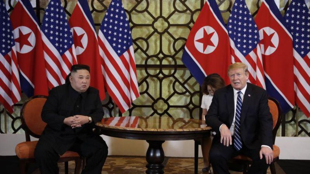 Donald Trump y Kim Jong-un en la cumbre de Hanoi, Vietnam.-AP
