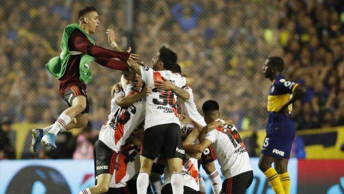 Los jugadores de River Plate celebran el pase a la final.-AP / NATACHA PISARENKO