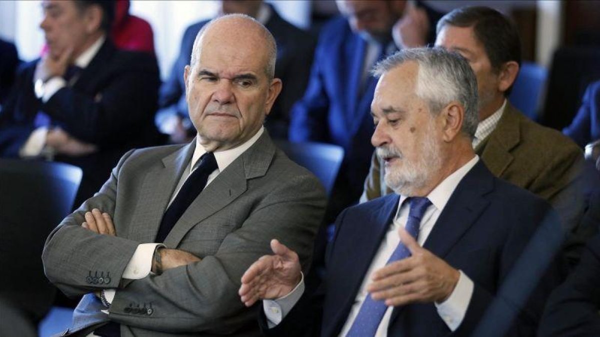 Chaves y Griñán, en el banquillo de los acusados, este lunes.-JOSÉ MANUEL VIDAL (EFE)
