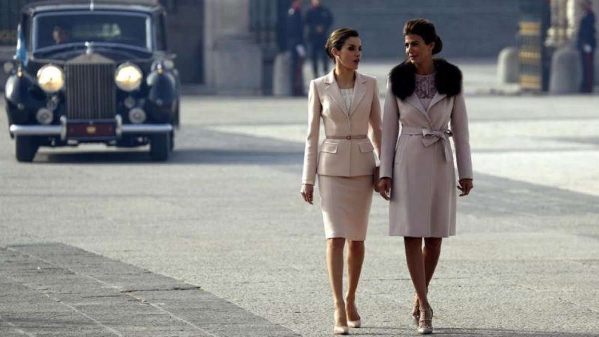 La reina Letizia y la primera dama argentina, Juliana Awada, en el patio de armas del Palacio Real, Madrid.-Sergio Barrenechea