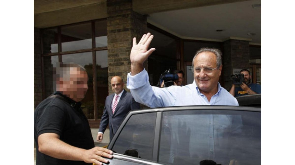 Agustín de Luis, ayer, en el vehículo que lo trasladó a prisión.-LA NUEVA ESPAÑA
