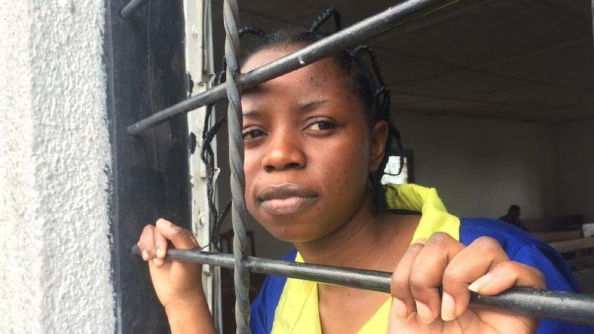 Esta foto de  Rebecca Kabugho en la cárcel de Goma se convirtió en un icono de la lucha por la democracia en Congo.-EL PERIÓDICO