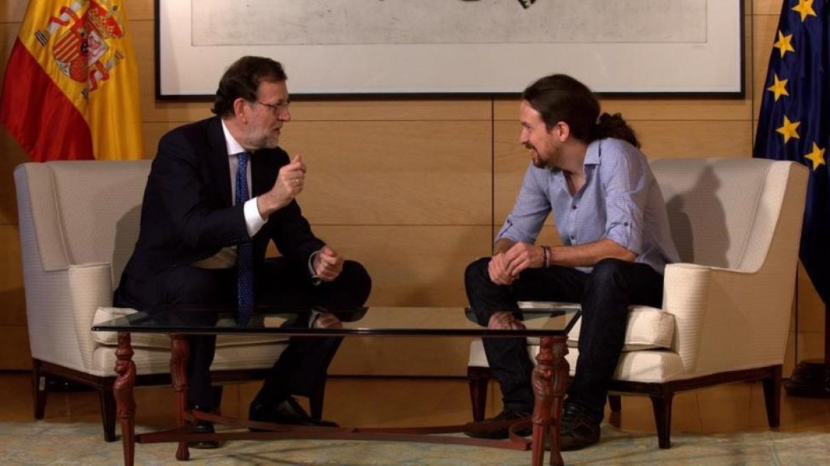 Mariano Rajoy y Pablo Iglesias en su reunión en el Congreso de los Diputados.-DAVID CASTRO