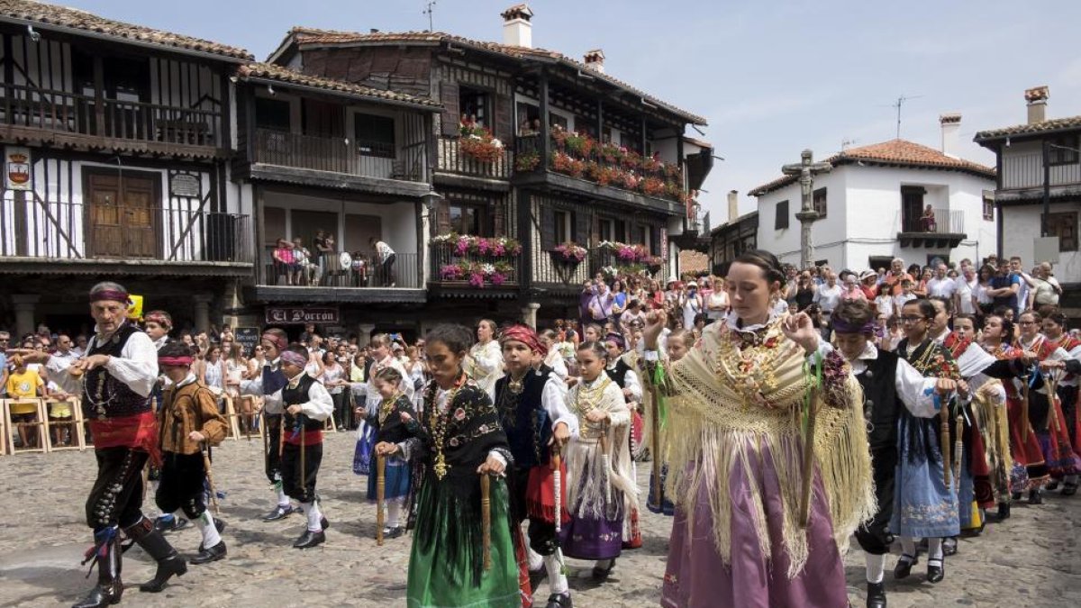 Los vecinos de la Albercan bailan por las calles del municipio durante el Ofertorio.-ICAL