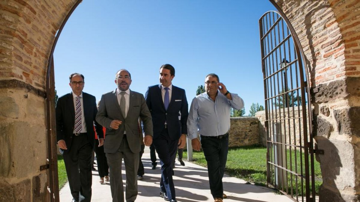 El delegado territorial, Manuel López Represa; el presidente de la Diputación, Luis Rey; el consejero de Fomento y Medio Ambiente, Juan Carlos Suárez-Quiñones, y el alcalde de Villaciervos, Esteban Molina, momentos antes de la firma del convenio.-ICAL