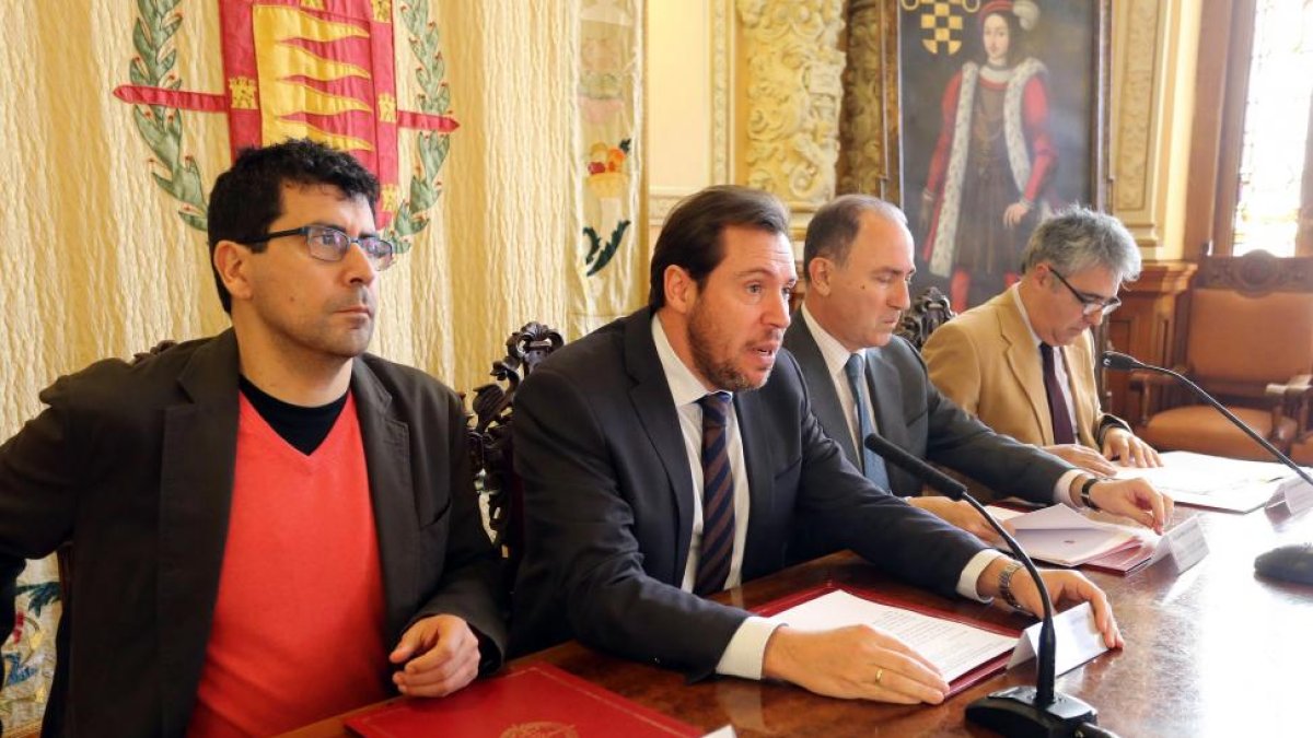 Presentación de las tres nuevas lanzaderas de empleo del Ayuntamiento de Valladolid. De izquierda a derecha, el concejal de Participación Ciudadana, Juventud y Deportes, Alberto Bustos; el alcalde de Valladolid, Óscar Puente; el concejal de Hacienda, Func-ICAL