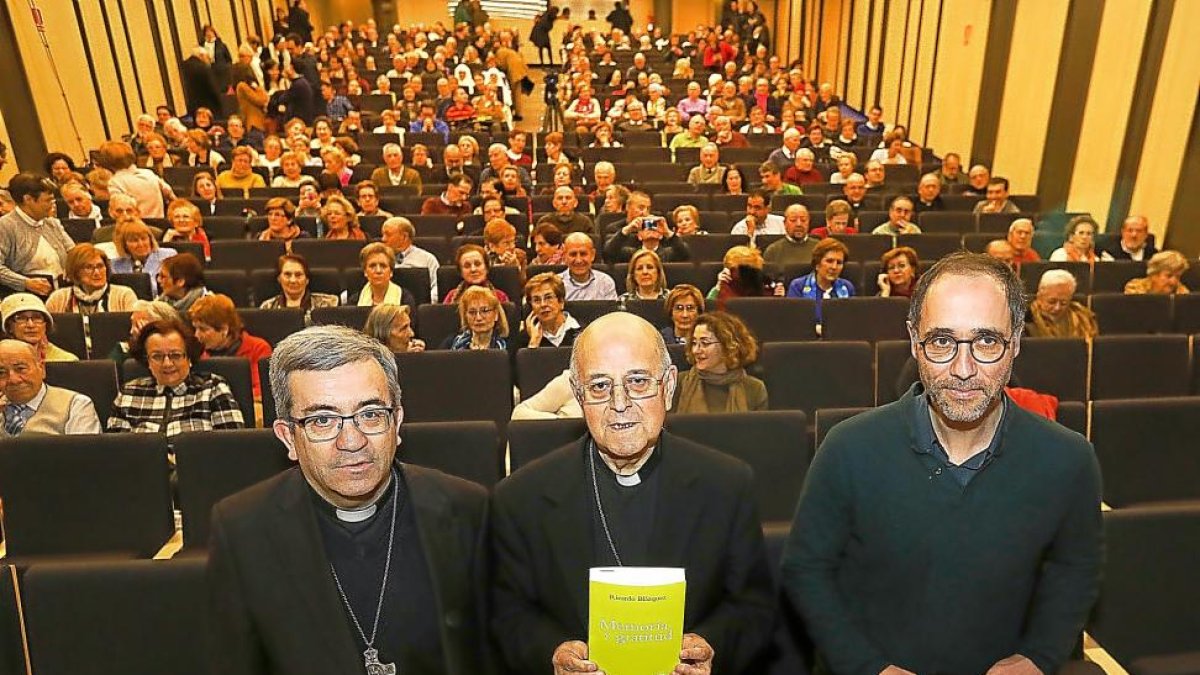 Luis Argüello, Ricardo Blázquez y José María Roodríguez Olaizola, ayer, en la presentación del libro en Valladolid.-J.M. LOSTAU