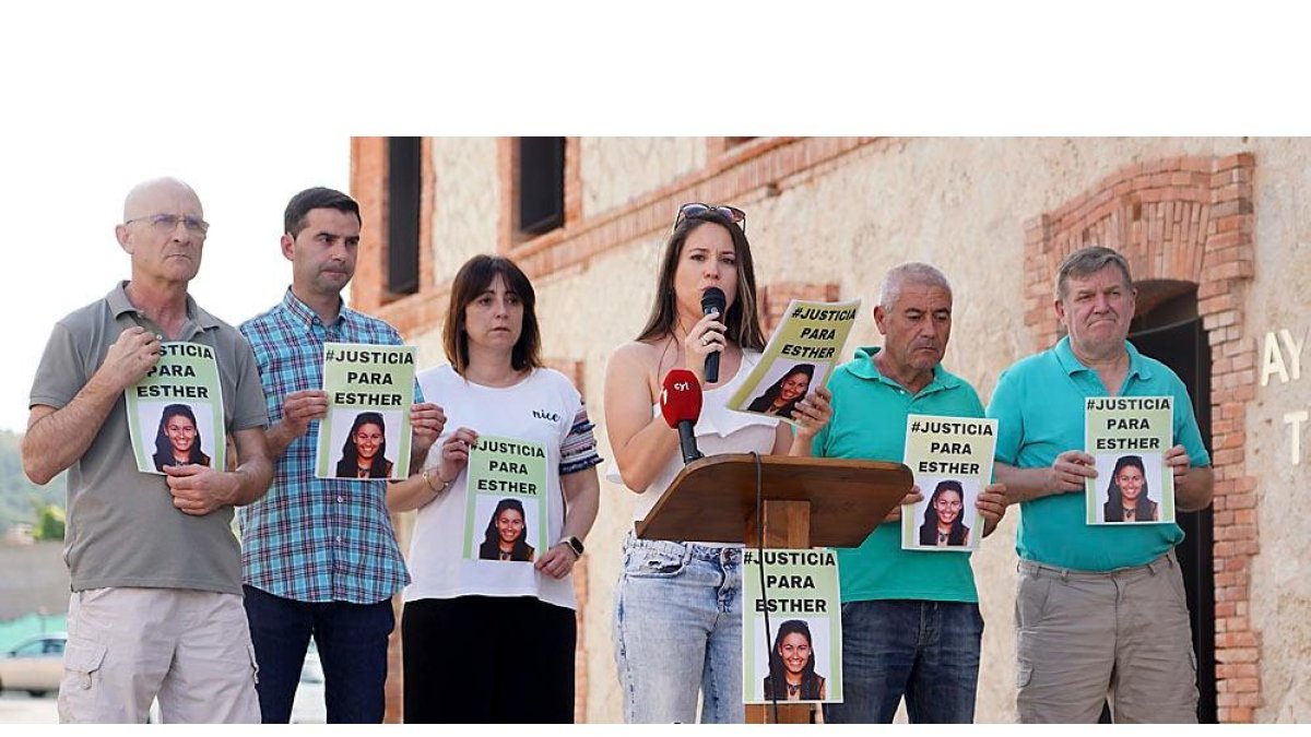 Familiares de Esther López intervienen en la anterior concentración en Traspinedo. ICAL
