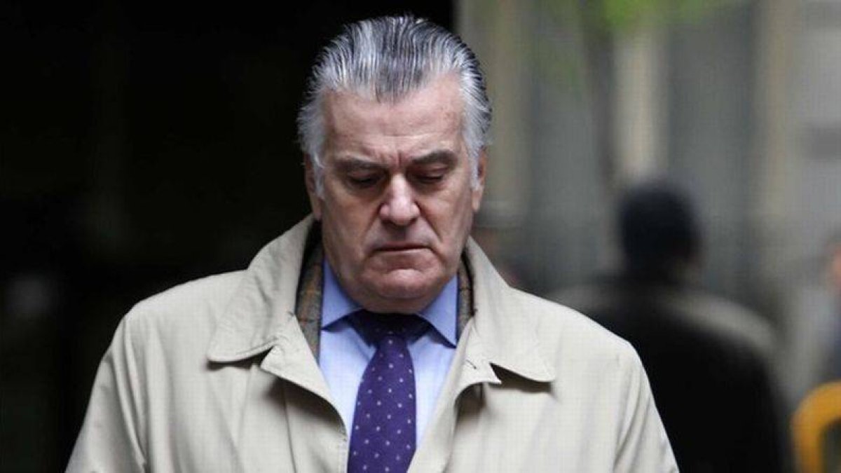 El extesorero del PP Luis Bárcenas, el pasado 10 de abril, tras acudir a la Audiencia Nacional a firmar ante el juez.-Foto: AGUSTÍN CATALÁN