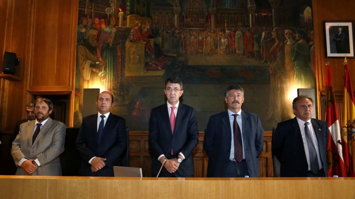 La Diputación de León celebra un Pleno extraordinario en el que aprueba el nuevo organigrama de la institución-Ical