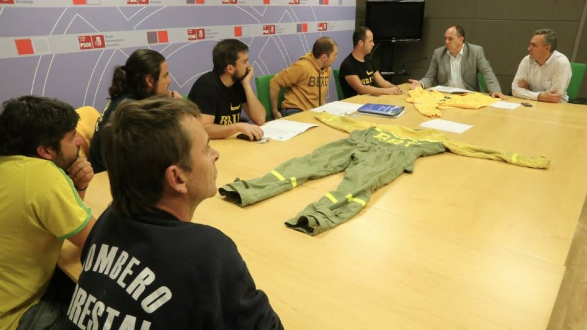 El portavoz socialista de Medio Ambiente en las Cortes, José Luis Aceves, junto al procurador socialista, Javier Izquierdo, se reúne con los representantes de las Brif de Castilla y León-Ical