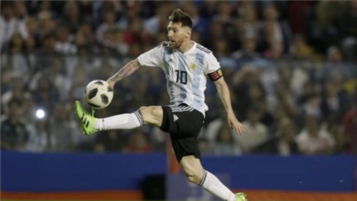 Messi controlando el balón en el amistoso del miércoles frente a Haití en la Bombonera-AP