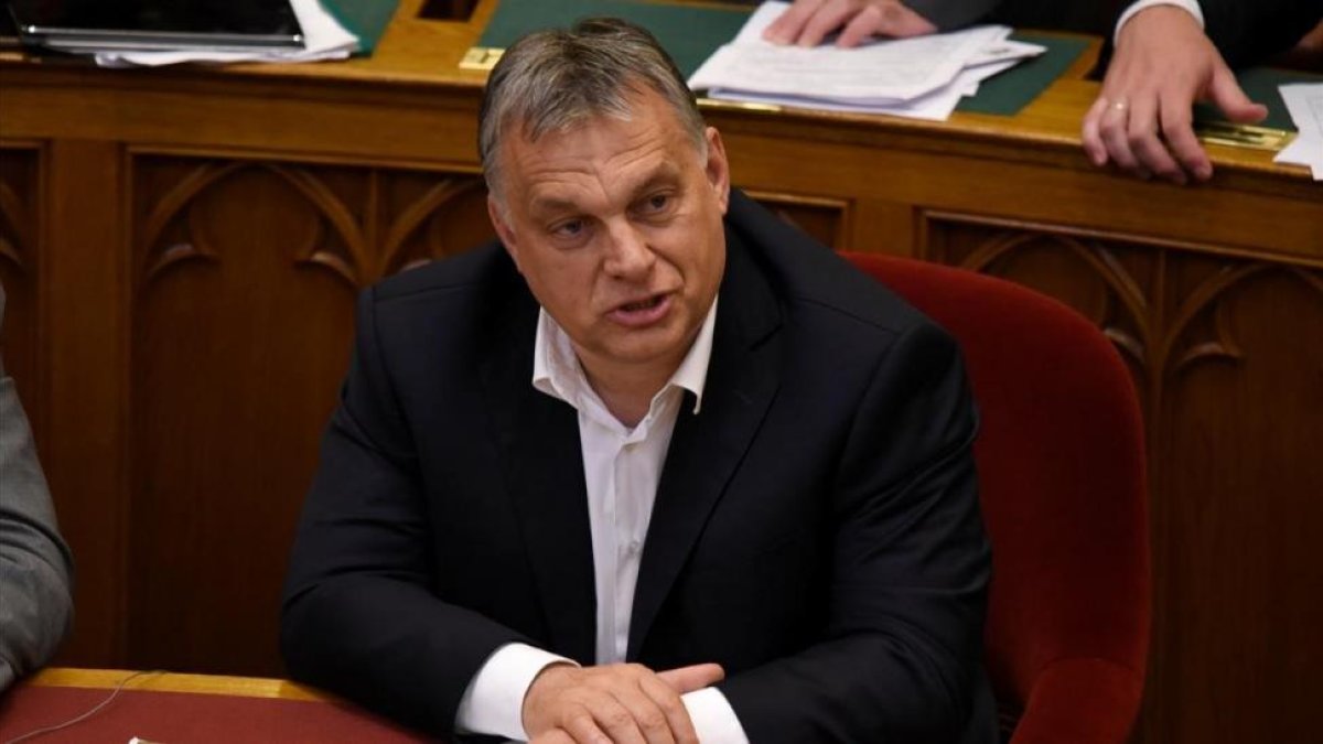 El primer ministro de Hungría, Viktor Orbán, durante el debate en el Parlamento.-TAMAS KAZSAS
