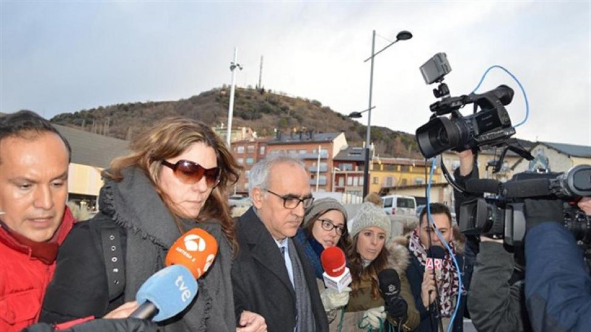 La madre, Margalida Garau acompañada de periodistas.-EUROPA PRESS