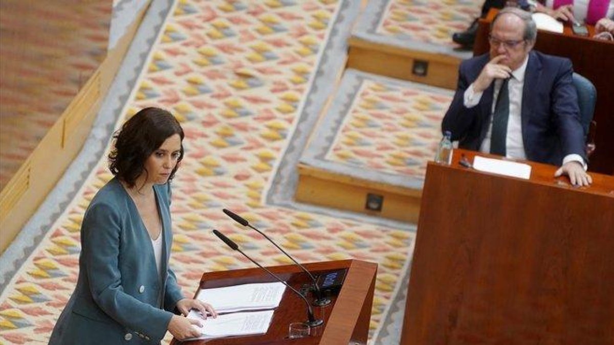 La candidata a la presidencia de la Comunidad de Madrid, Isabel Díaz Ayuso, y el líder del PSOE madrileño, Ángel Gabilondo, en el debate de investidura-JOSÉ LUIS ROCA