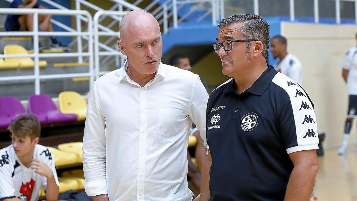 Mike Hansen y Paco García conversan en el inicio de la última pretemporada el verano pasado.-J.M. LOSTAU