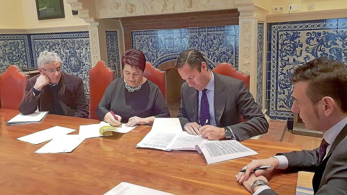 La alcaldesa de Segovia, Clara Luquero, y el director general de Avanza, Valentín Alonso, firman el contrato.-ICAL