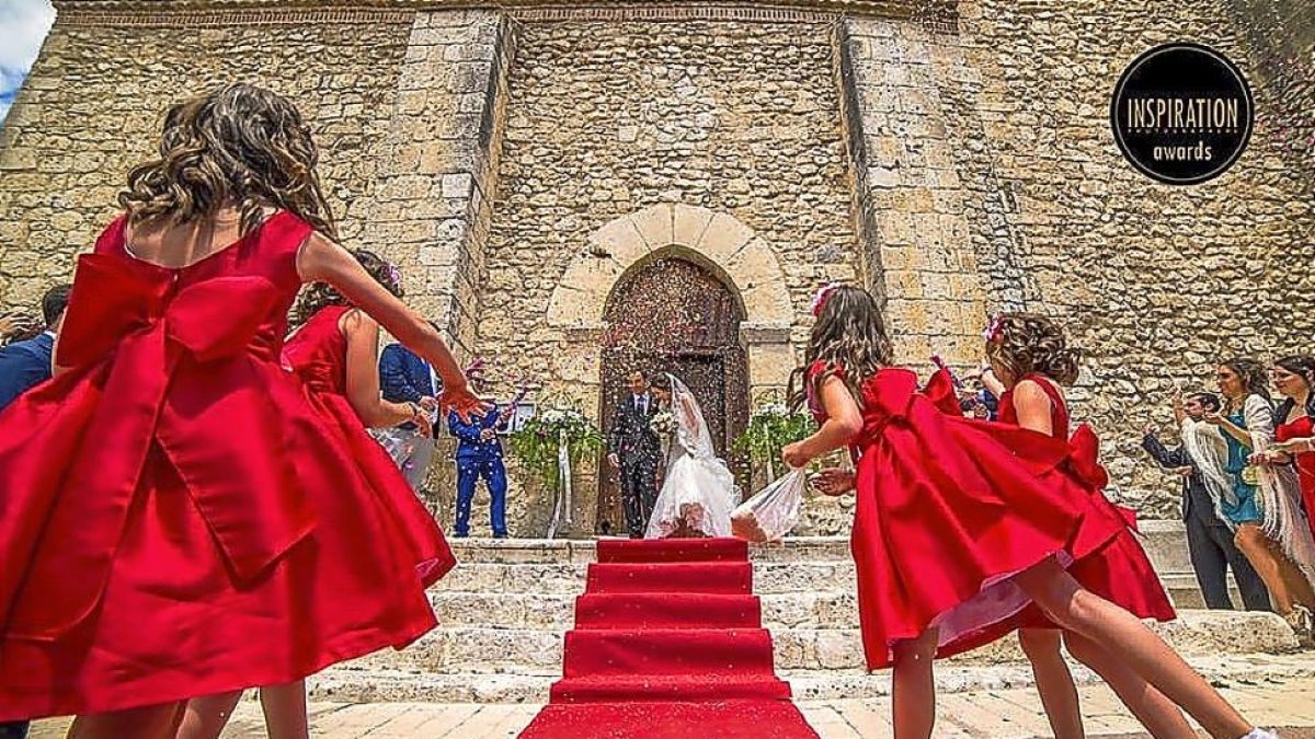 Una de las instantáneas del fotógrafo vallisoletano de una boda celebrada en Íscar.-ICAL