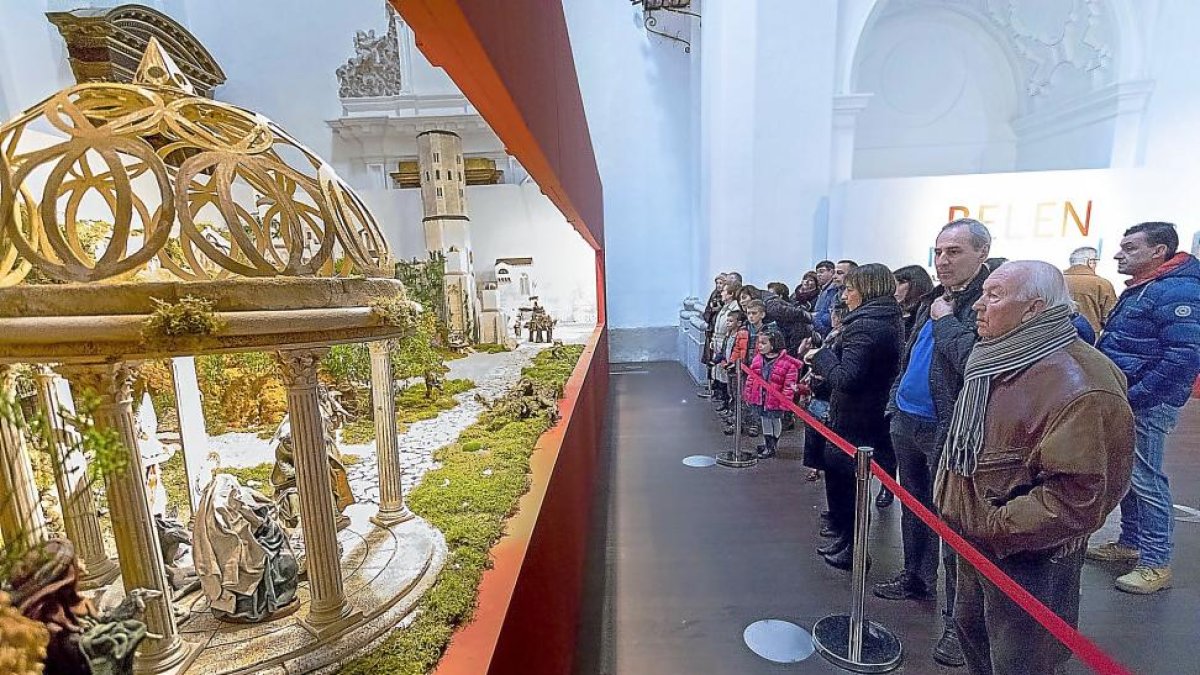 Un grupo de visitantes contempla el belén instalado en las Francesas, .-PABLO REQUEJO