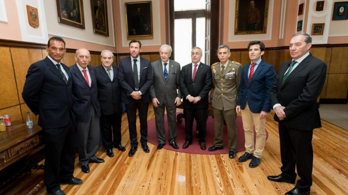 Autoridades y homenajeados ayer en la Academia de Caballería.-PABLO REQUEJO