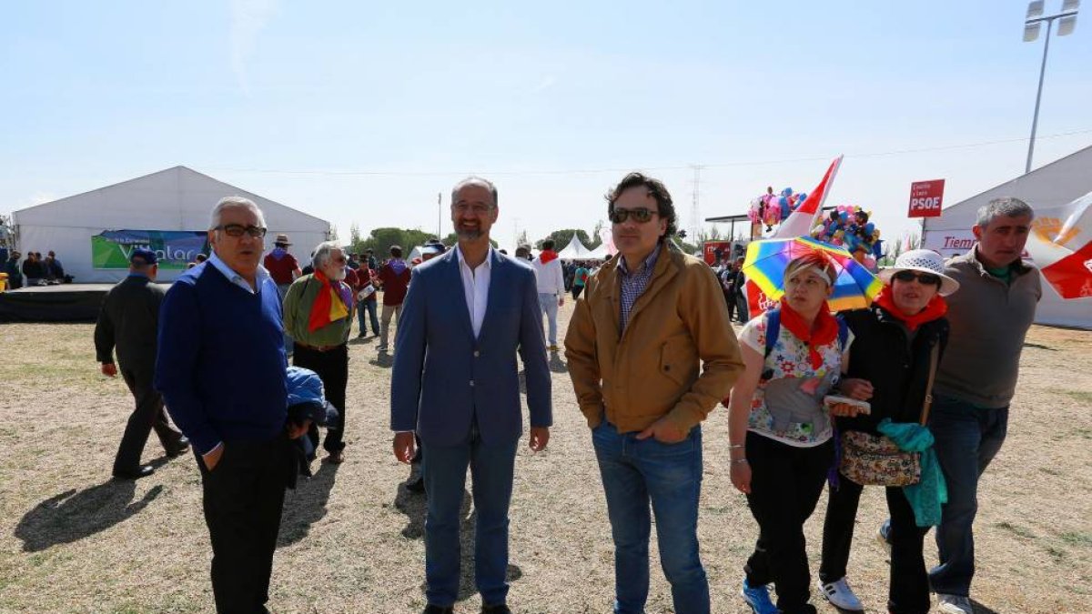 Luis Fuentes, junto a miembros de Ciudadanos, en la campa-ICAL
