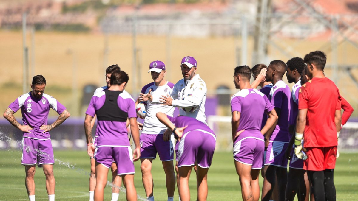 Pezzolano hace observaciones en un entrenamiento en los Anexos. / I. SOLA / RV