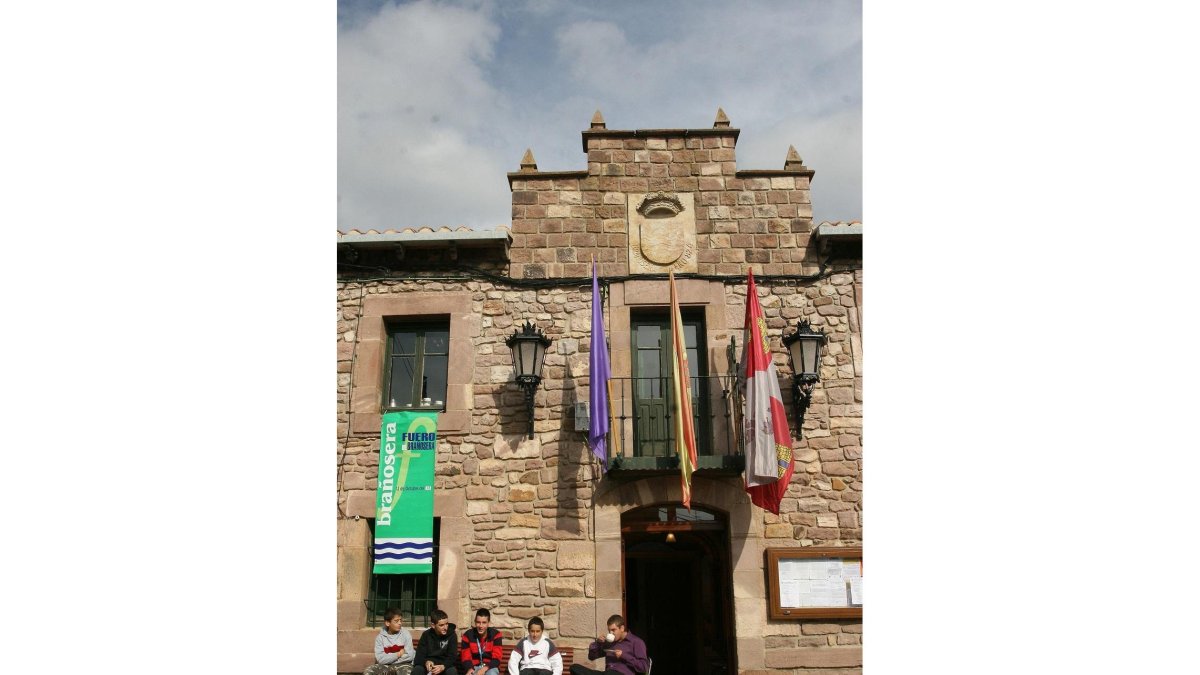 Un grupo de vecinos ante la fachada del Ayuntamiento durante la celebración del Acto de Exaltación del Fuero que lo reconoce como el primer pueblo de España.-BRÁGIMO