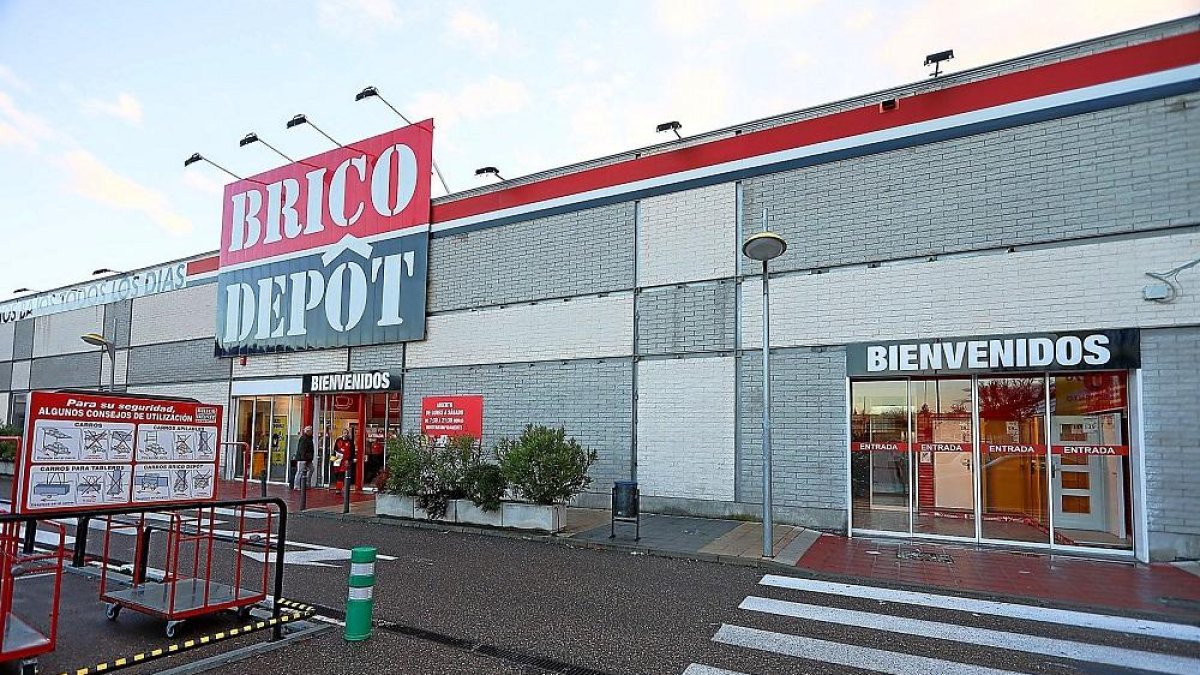 Brico Depôt de Laguna, ayer, tras conocerse el comunicado.-P. REQUEJO