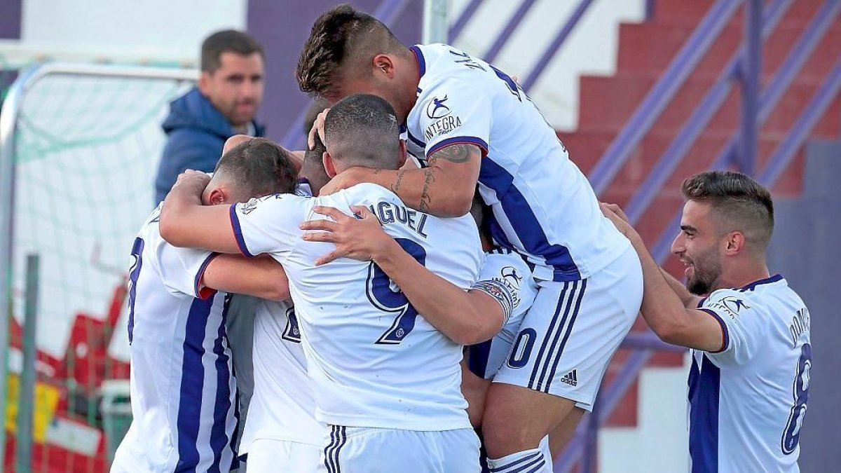 Jugadores blanquivioleta hacen una piña sobre Víctor tras marcar el primer gol del partido.-PABLO REQUEJO