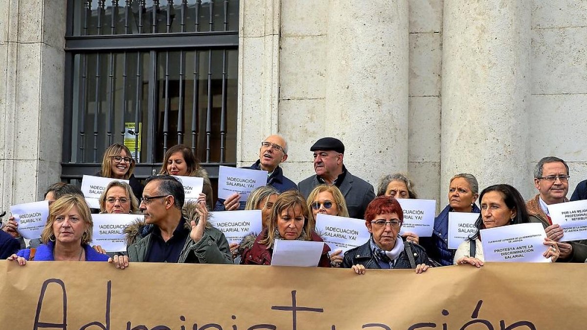 Los secretarios judiciales de la provincia de Valladoldid, durante la concentración a las puertas del Palacio de Justicia.-ICAL