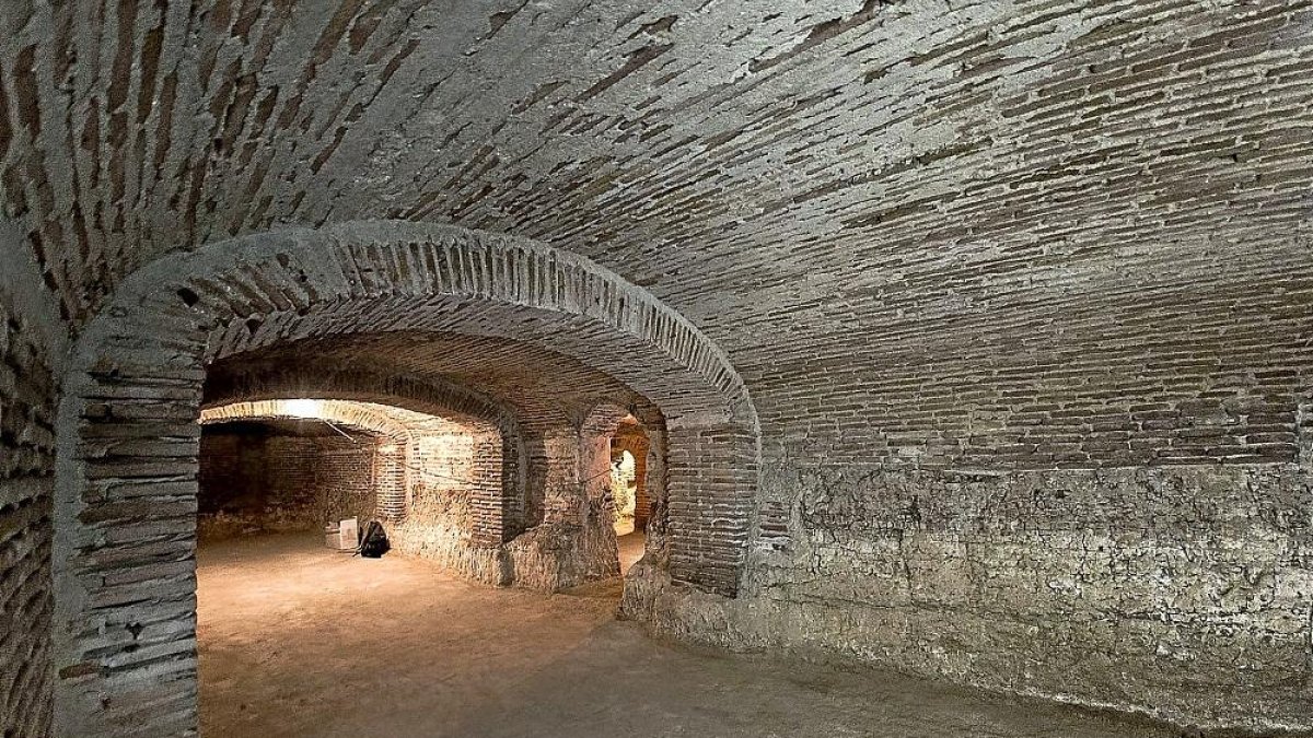 Una de las bodegas que esconde el subsuelo de Medina del Campo, en la que se aprecia su valor arquitectónico, con bóvedas de ladrillo.-IRZON
