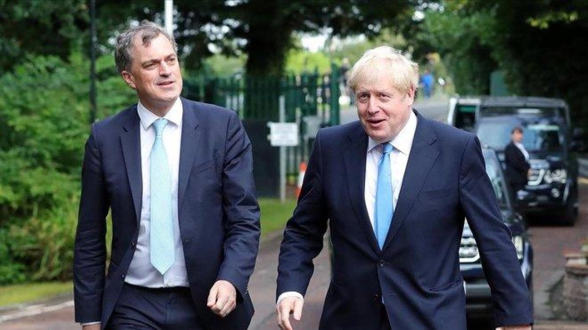 El secretario para Irlanda del Norte, Julian Smith, con el primer ministro británico, Boris Johnson, en Belfast.-AFP