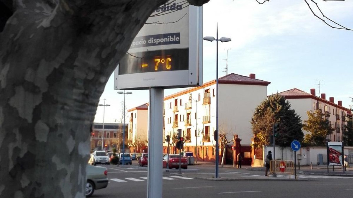 Un termómetro marca una temperatura bajo cero en una foto de archivo.- E. M.